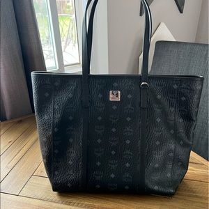 Mcm logo east-west medium tote in new condition